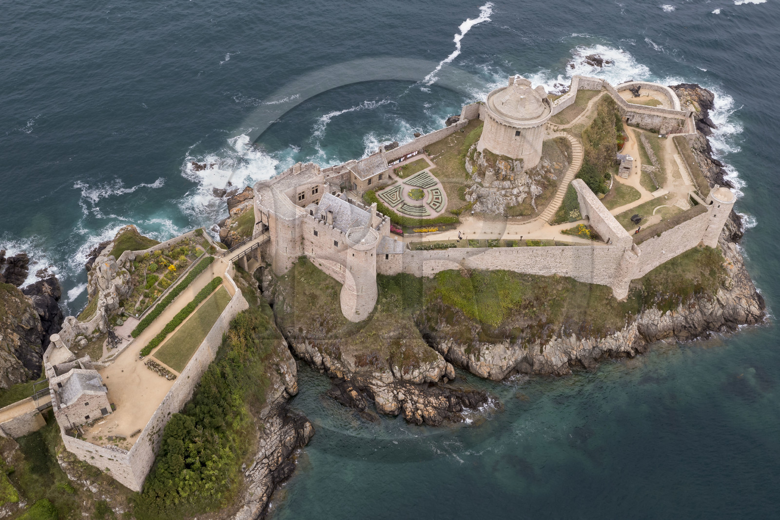 France, Côtes d'Armor (22), Grand Site de France Cap d'Erquy – Cap Fréhel, Plévenon, le Fort La Latte ou château de la Roche Goyon du XVème siècle (vue aérienne)