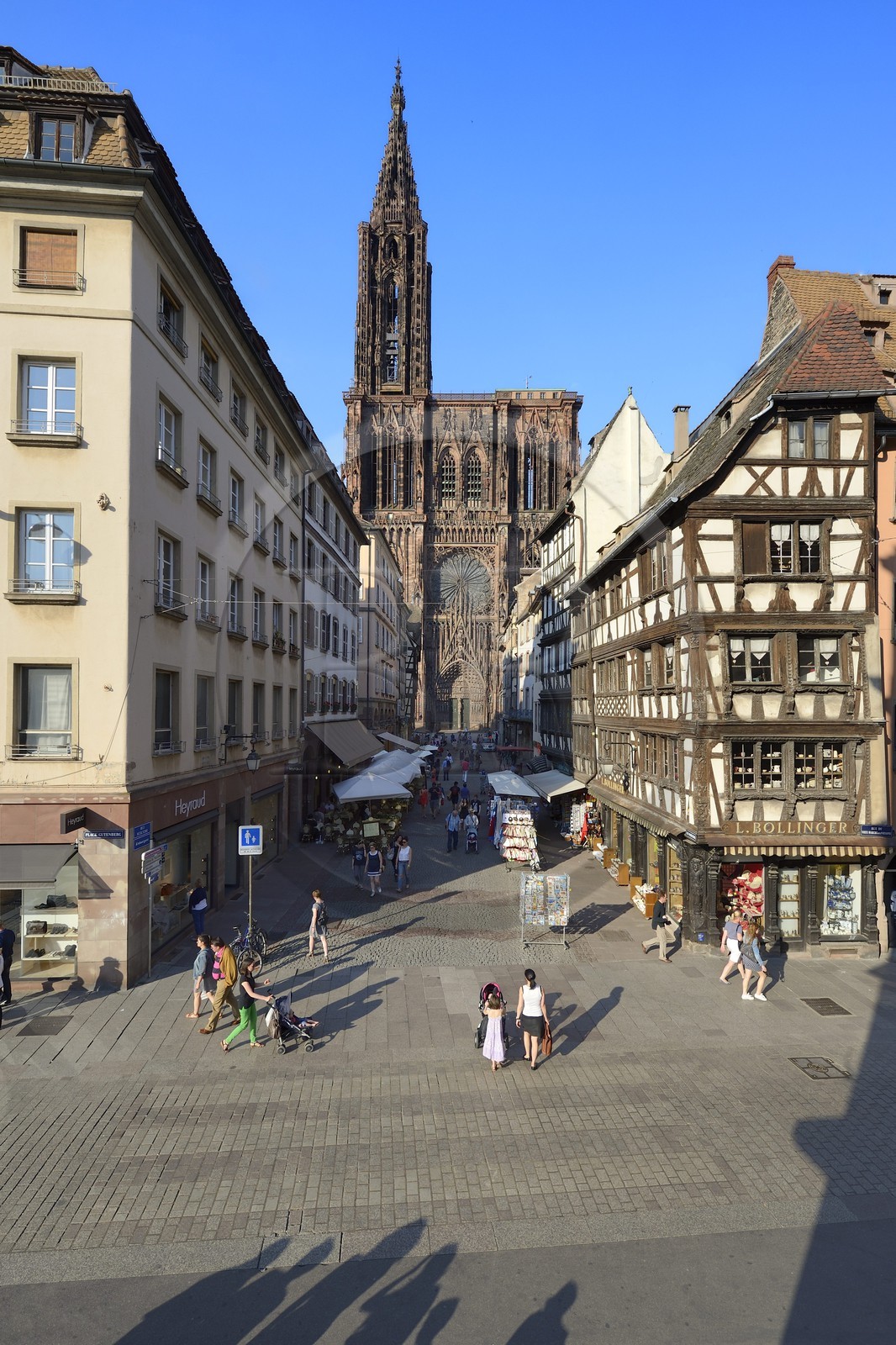 France, Bas-Rhin (67), Strasbourg, vieille ville classée au Patrimoine Mondial de l'UNESCO, la cathédrale Notre-Dame et la rue mercière
