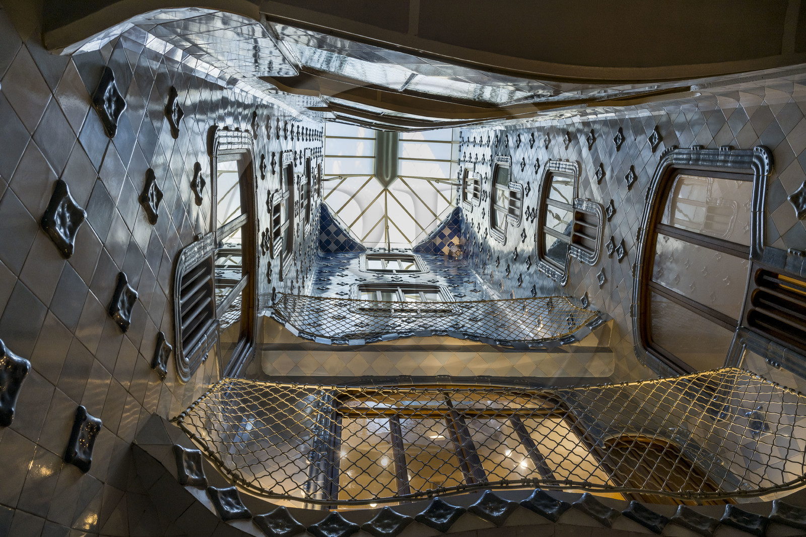 Espagne, Catalogne, Barcelone, quartier de l'Eixample, Passeig de Gracia, Casa Batllo de l'architecte du modernisme catalan Antoni Gaudi, site classé au Patrimoine Mondial de l'UNESCO, cour intérieure
