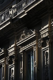 Italie, Lombardie, Milan, la galerie Vittorio Emanuele II, galerie commerçante construite au XIXe siècle par Giuseppe Mengoni, détail d'une facade