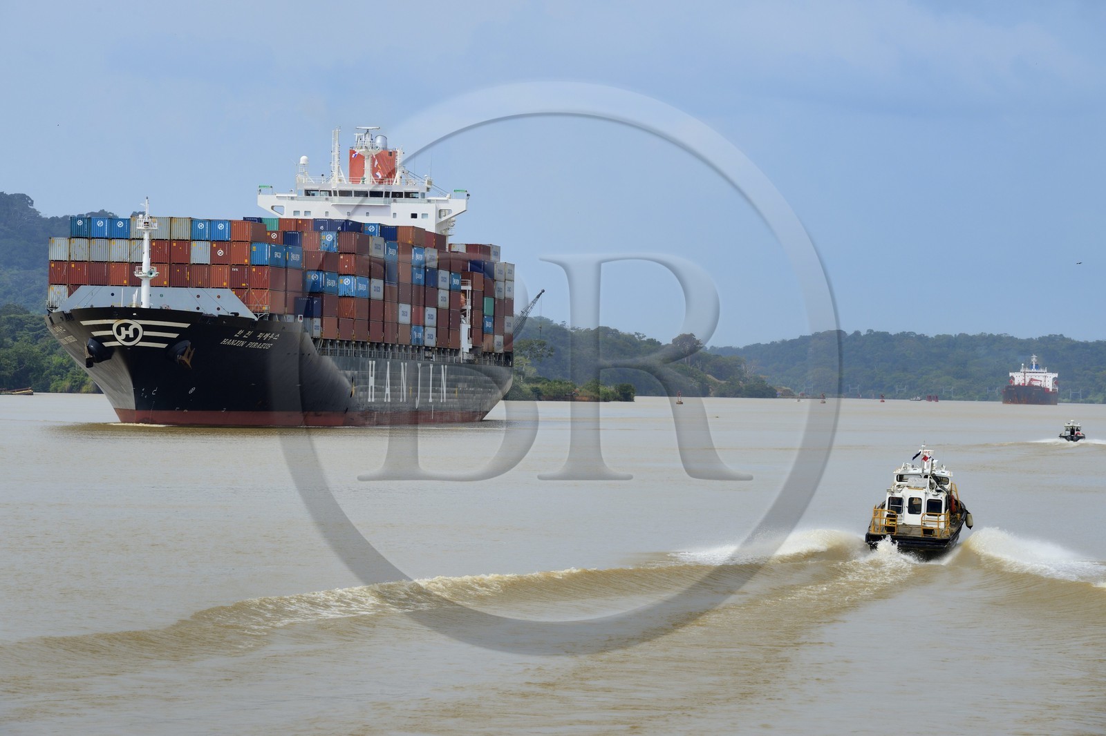 Panama, Canal de Panama à Gamboa, cargo Panamax porte-conteneurs coréen et bateau de pilote
