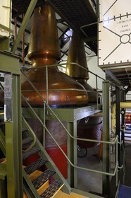 Royaume-Uni, Ecosse, Hébrides intérieures, Ile de Islay, Port Ellen, distillerie de whisky ArdbegPark, distillation du wash dans des alambics en cuivre Pot-stills