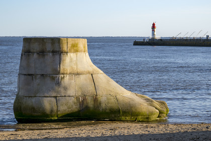 France, Loire-Atlantique (44), Estuaire de la Loire, Saint-Nazaire, collection d'art contemporain à ciel ouvert Estuaire, une des trois sculptures monumentales en béton Le pied, le pull et le système digestif réalisée par les artistes Daniel Bewar et Gregory Gicquel en bordure du Quai de la Jetée