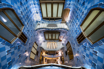 Espagne, Catalogne, Barcelone, quartier de l'Eixample, Passeig de Gracia, Casa Batllo de l'architecte du modernisme catalan Antoni Gaudi, site classé au Patrimoine Mondial de l'UNESCO, cour intérieure, dégradé de couleurs dans le puits de lumière
