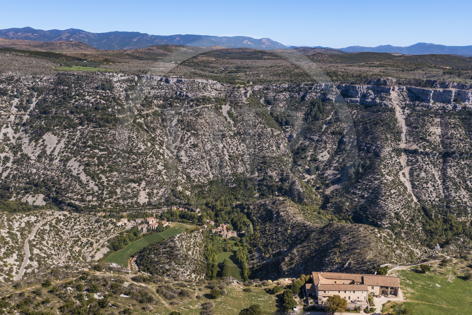 France, Hérault (34), les Causses et les Cévennes, paysage culturel de l'agro-pastoralisme méditerranéen inscrit au Patrimoine Mondial de l'UNESCO, Saint-Maurice-Navacelles, le Cirque de Navacelles, le rocher de la Vierge est entouré par un bras mort de la rivière La Vis, le belvédère de la Baume Auriol au premier plan(vue aérienne)