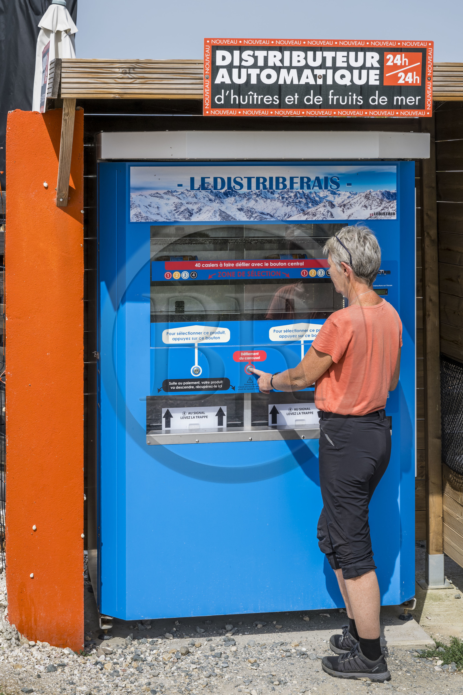 France, Charente-Maritime (17), Yves, distributeur automatique d'huitres et de fruits de mer en bordure de la piste cyclable de la Vélodyssée