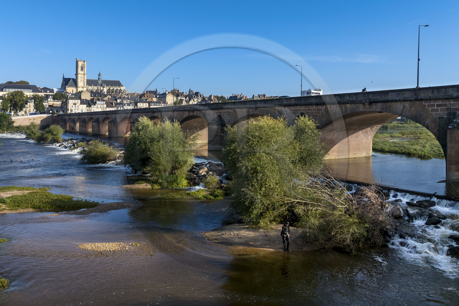 France, Nièvre (58), Nevers, la Loire en aval du Pont de la Loire et la cathédrale Saint-Cyr-et-Sainte-Julitte en arrière plan (vue aérienne)