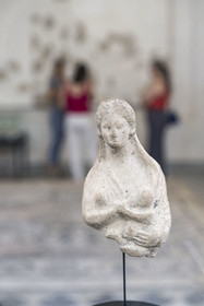 France, Vaucluse (84), Orange, le musée municipal d'art et d'histoire, statuette d'une femme allaitant un enfant, Junon Lucine, déesse de la lune et des enfantements, antiquité romaine, terre cuite
