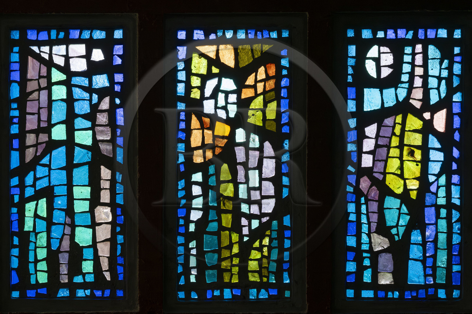 France, Loire-Atlantique (44), Saint-Nazaire, l’église Sainte-Anne datant de la reconstruction de la ville, vitraux de l'artiste et parolier Serge Rezvani
