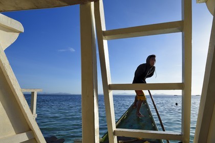 Philippines, Calamian Islands dans le nord de Palawan, Coron Island Natural Biotic Area, Banul Beach, pirogue à balancier