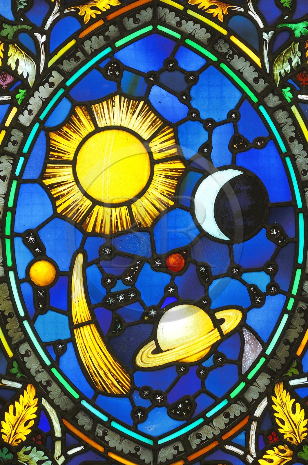 Royaume-Uni, Londres, Grande Loge d'Angleterre, détail d'un vitrail de symboles, le soleil et la lune