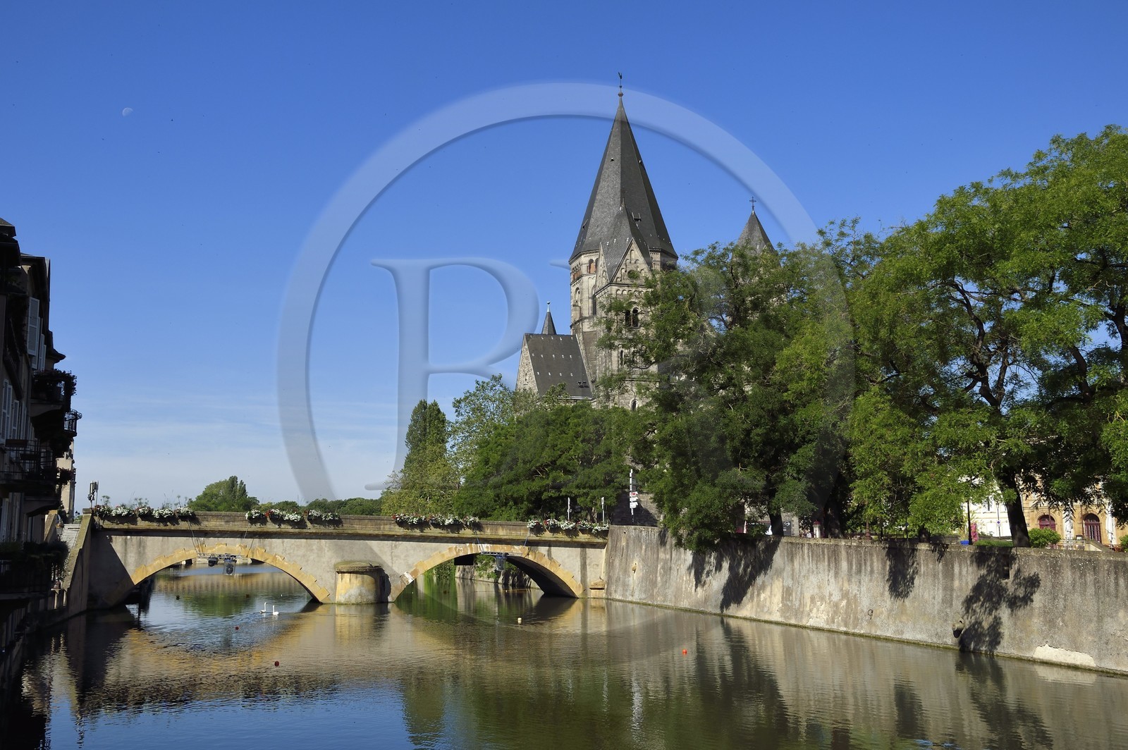 France, Moselle, Metz, Ile du Petit Saulcy, the Temple Neuf also called Eglise des allemands (the New Temple or Church of the Germans) reformed Prostestant Shrine and the Pont des Roches bridge over the canalized River Moselle banks