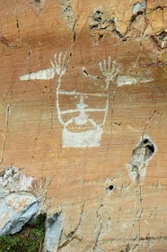 France, Alpes-Maritimes (06), parc national du Mercantour, vallée des Merveilles parsemée de milliers de gravures rupestres de l'Age de bronze, figure anthropomorphe gravée sur la roche dite du Sorcier sur les dalles de schiste jaune des chiappes