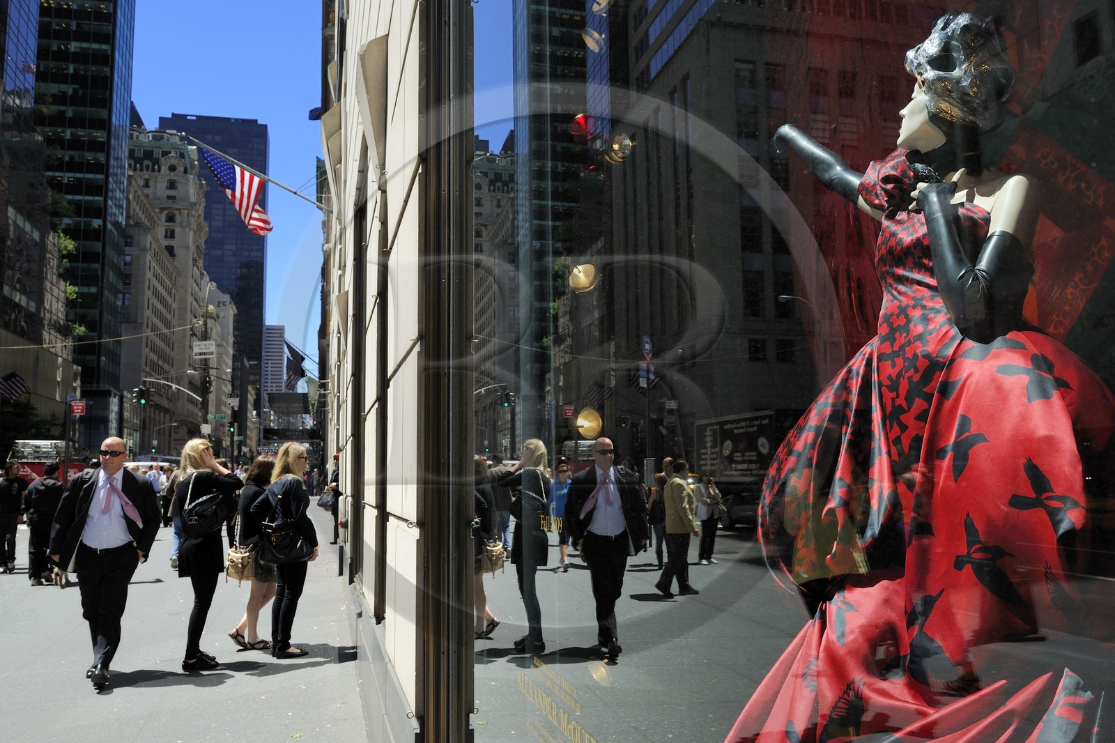 Etats-Unis, New York, Manhattan, reflet d'un gratte-ciel dans la vitrine dédiée à Alexander Mc Queen de la boutique Bergdorf Goodman sur la 5ème avenue