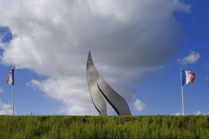 France, Calvados (14), Côte de Nacre, Ouistreham, Riva-Bella, la flamme oeuvre d'Yvonne Guégan en mémoire du débarquement