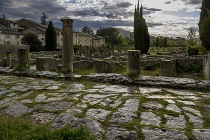France, Vaucluse (84), Dentelles de Montmirail, Vaison-la-Romaine, site archéologique de la Villasse, la rue des boutiques