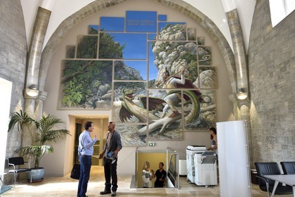 France, Var (83), Draguignan, fresque représentant Saint Hermentaire terrassant le dragon dans le hall de l'Hotel de Ville, le maire Richard Strambio à gauche