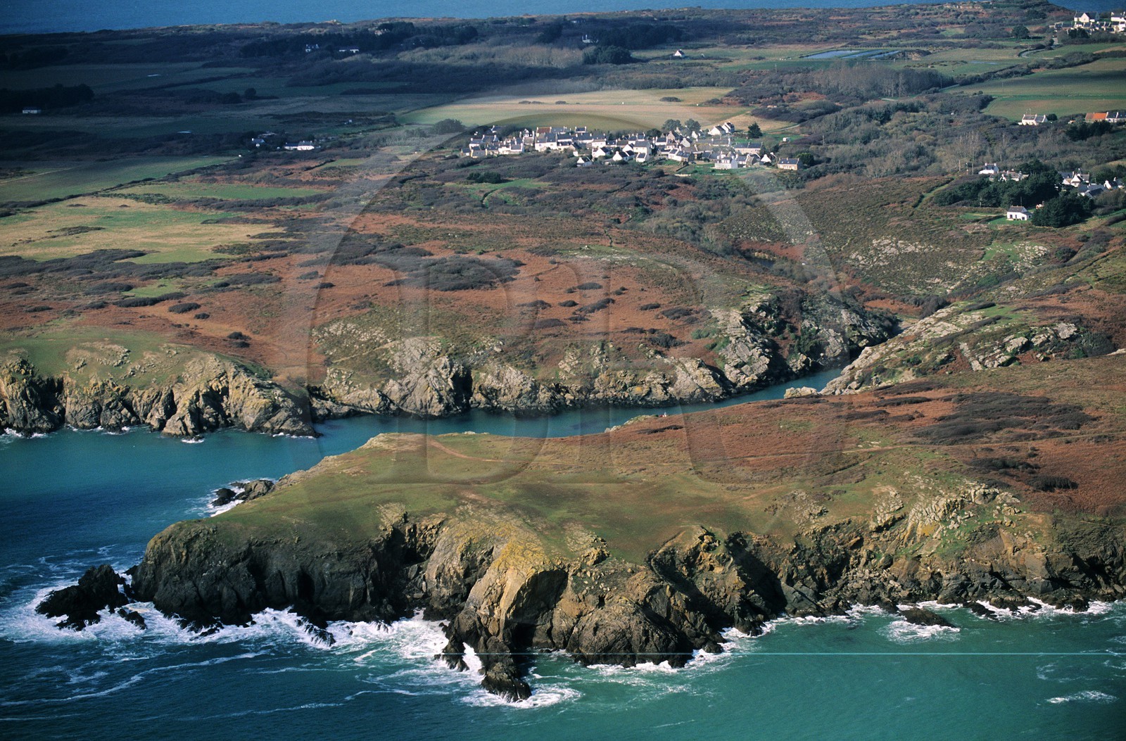 France, Morbihan (56), île de Groix, la Pointe Saint-Nicolas et le village de Quéhello sur la côte sud (vue aérienne)
