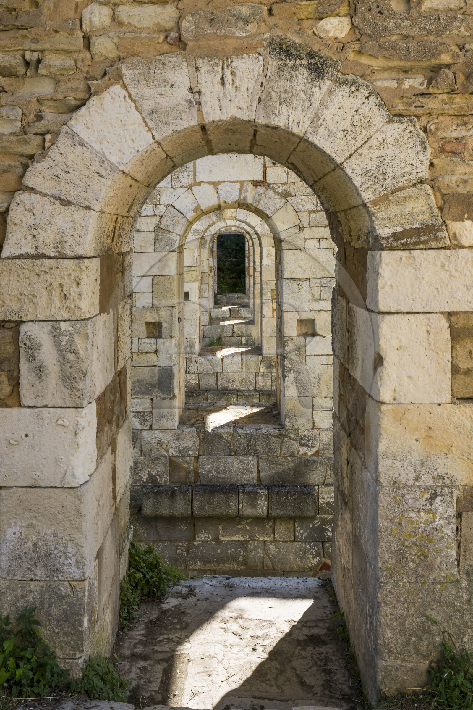 France, Charente-Maritime (17), Ile d'Oléron, le Chateau-d'Oléron, passage dérobé sous le pont de la porte Royale, un des principaux accès à la citadelle
