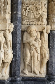 Croatie, Dalmatie, côte dalmate, Trogir, centre historique classé Patrimoine Mondial de l'UNESCO, détail du portail occidental, joyau du sanctuaire, sculpté à partir de 1240 de la Cathédrale Saint Laurent de Trogir, atlante