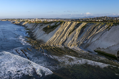 France, Pyrénées-Atlantiques (64), Pays-Basque, la Corniche Basque, Urrugne, la côte Atlantique vers Socoa, falaises de flysch (vue aérienne)