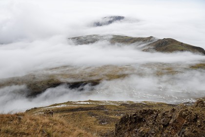 Azerbaïdjan, région de Quba (Guba), chaine de montagne du Grand Caucase, paysage dans les nuages sur le Mont Gizilgaya entre le village de Giriz et de Laza
