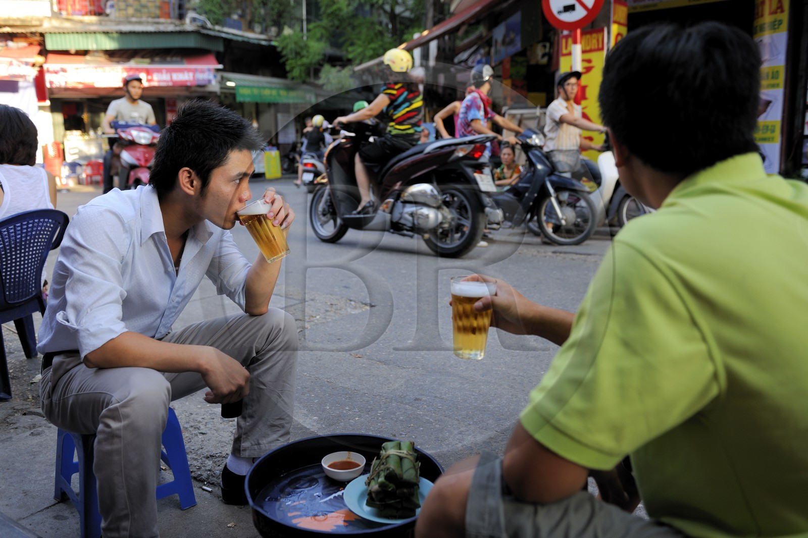 Vietnam, Hanoï, la vieille ville dans le quartier des 36 rues, micro brasserie où l'on boit de la Bia Hoi la bière pression