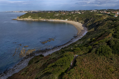France, Pyrénées-Atlantiques (64), la côte du Pays-Basque, Saint-Jean-de-Luz, le sentier du littoral sur le GR 8 surplombant la plage de Lafitenia et la cote entre Guéthary et Biarritz en arrière plan (vue aérienne)