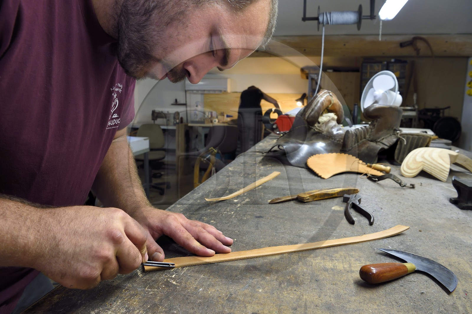 France, Gard (30), Fourques, Victor Mailhan, fabrication de sellerie et d'harnachement dans son atelier