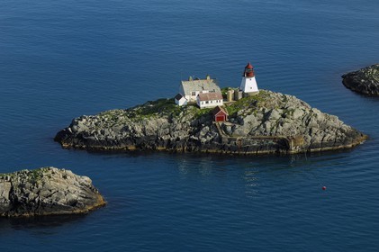 Norvège, Nordland, phare de Moholmen au large des Iles Lofoten (vue aérienne)