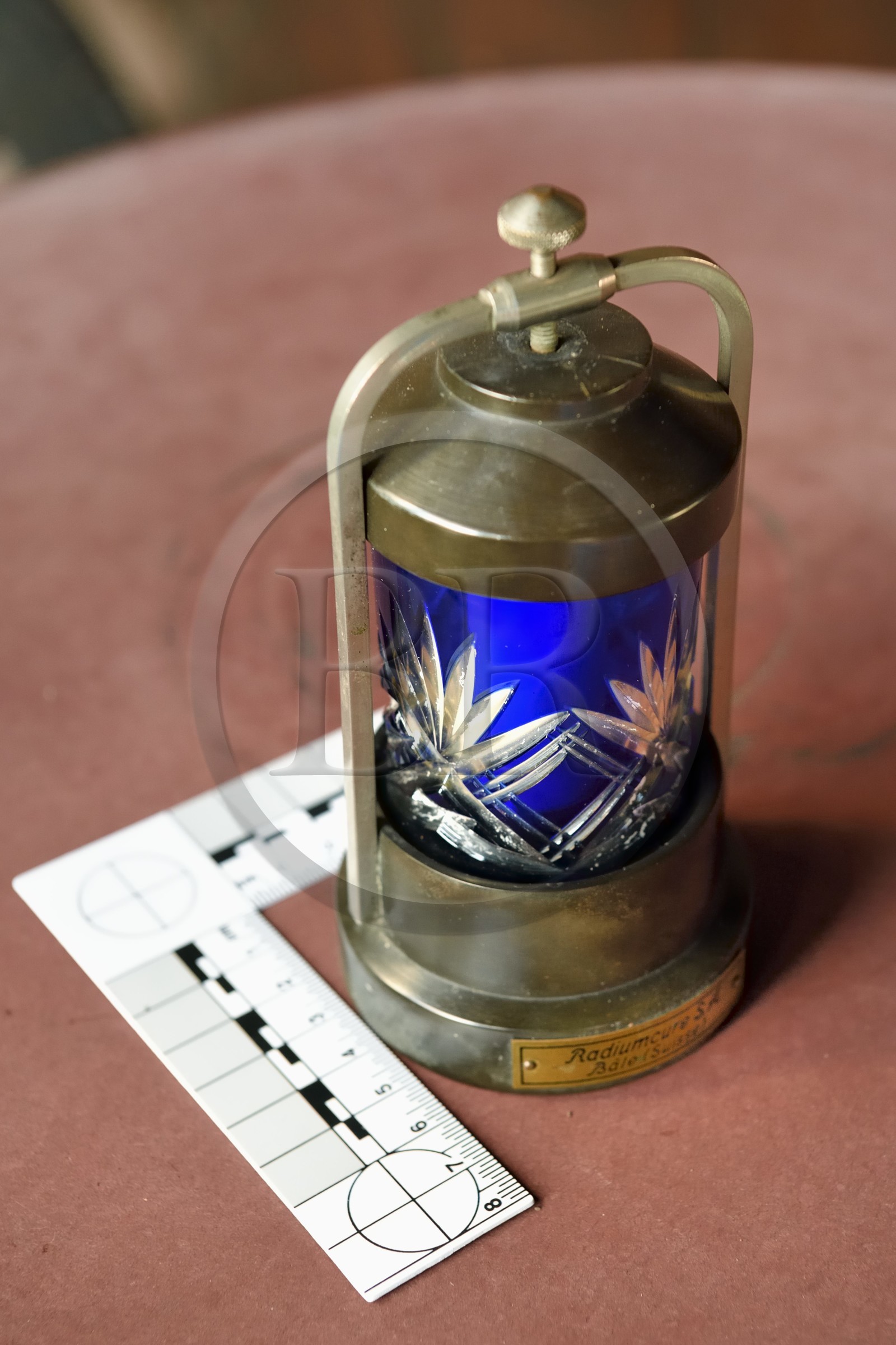 France, Bas-Rhin (67), Schiltigheim, fontaine au radium centenaire avant décontamination par des ingénieurs de l’Agence nationale pour la gestion des déchets radioactifs (Andra), verre d'eau dans lequel on faisait infuser une porcelaine irradiée au radium