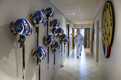 France, Bouches-du-Rhône (13), Salon-de-Provence, base aerienne 701, base de la Patrouille de France (PAF pour Patrouille acrobatique de France) de l'Armée de l'air et de l'espace française, le capitaine Cédric Queyranne vient récupérer son casque dans le couloir des locaux de la Patrouille de France