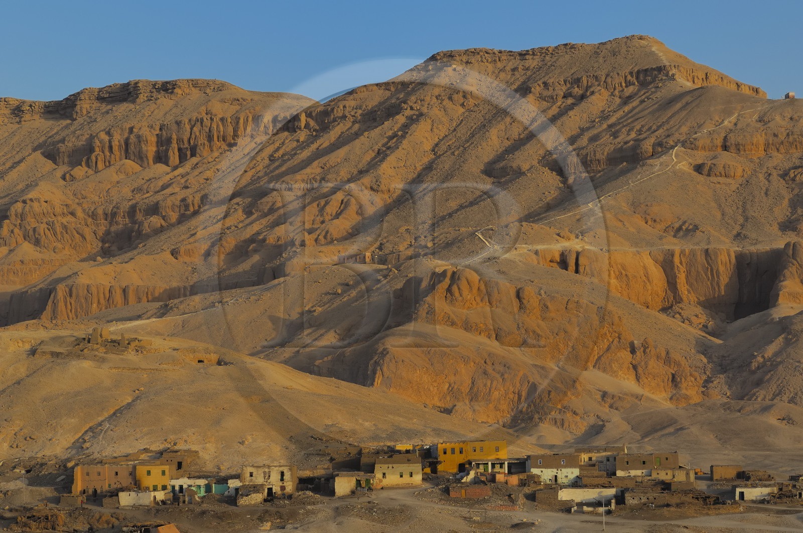 Egypte, Haute Egypte, vallée du Nil, environs de Louxor, Thèbes Ouest, nécropole thébaine, vieux village de Gournah au pied des Tombes des Nobles (vue aérienne)