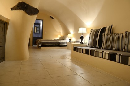 Grèce, Les Cyclades, mer Égée, île de Santorin (Thira ou Théra), village de Pyrgos, l'hôtel Relais & Châteaux Zannos Melathron, une chambre