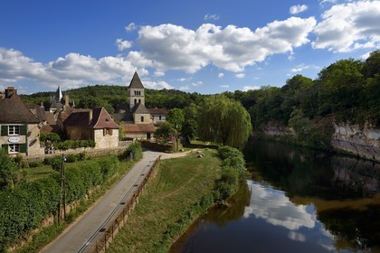 France, Dordogne (24), Périgord Noir, vallée de la Vézère, Saint-Léon-sur-Vézère, labellisé Les Plus Beaux Villages de France, le viilage sur les rives de la Vézère et le Chateau de Clérans en arrière plan à gauche
