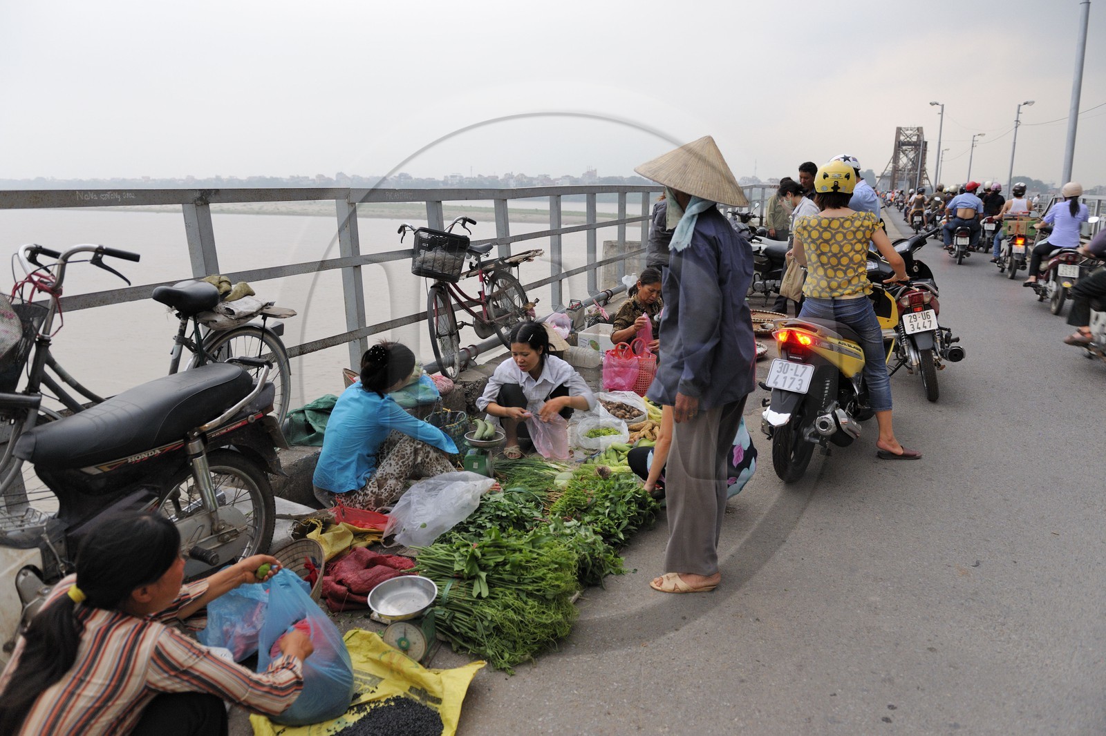 Vietnam, Hanoï, mini marché sur le Pont Long Bien anciennement pont Paul Doumer est reservé à la circulation des trains, des deux-roues et des piétons