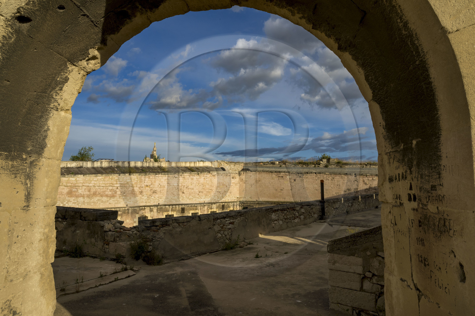 France, Bouches-du-Rhône (13), Marseille, Citadelle de Marseille (Fort Saint-Nicolas, le haut fort appelé fort d’Entrecasteaux), Notre-Dame de la Garde en arrière plan