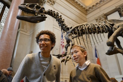 Etats-Unis, New York, Manhattan, Upper West Side, Musée Américain d'Histoire Naturelle (American Museum of Natural History), enfants dans le hall Theodore Roosevelt Rotunda sous le squelette d’un apatosaure