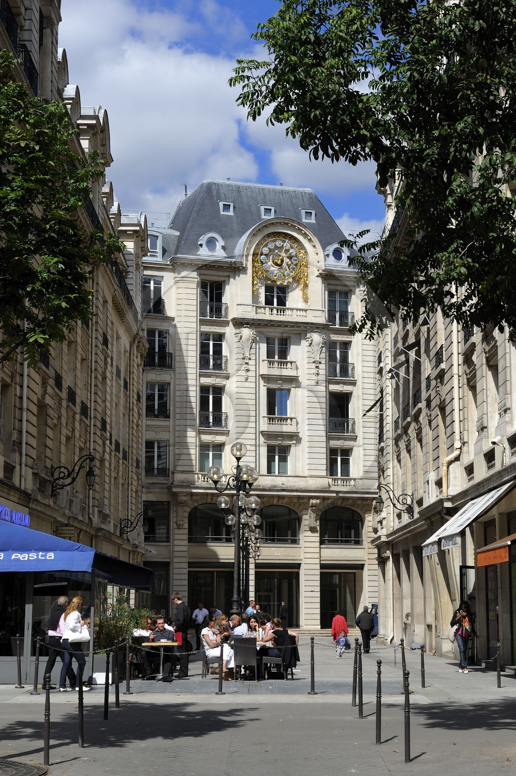 France, Paris (75), rue des Italiens, immeuble à l'immense cadran d'horloge ancien siege du journal Le Monde et avant lui Le Temps