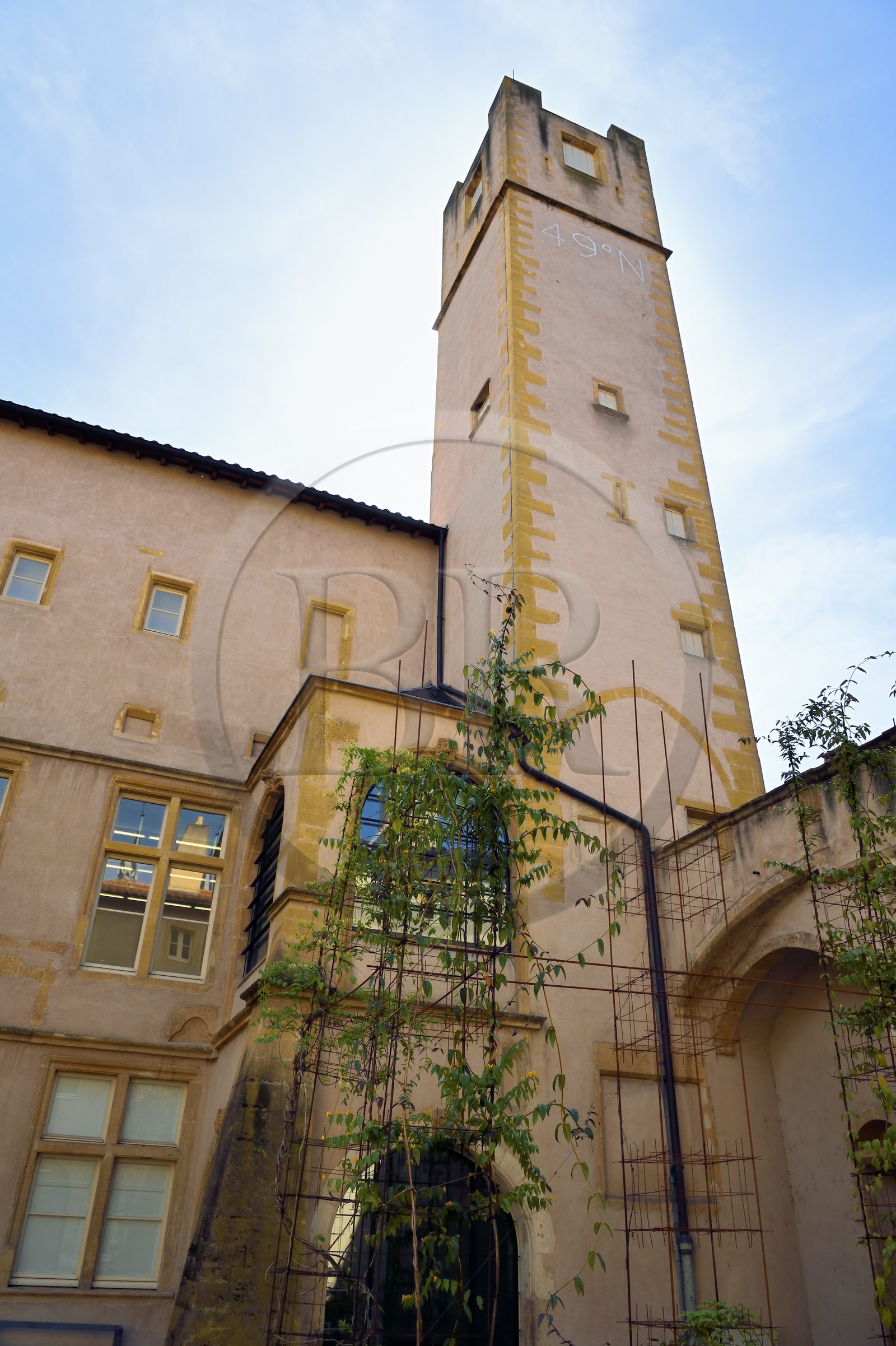 France, Moselle (57), Metz, la haute tour-donjon de l'Hotel Saint Livier rue des Trinitaires dans les Hauts de Sainte-Croix, siège du Fonds régional d’art contemporain de Lorraine