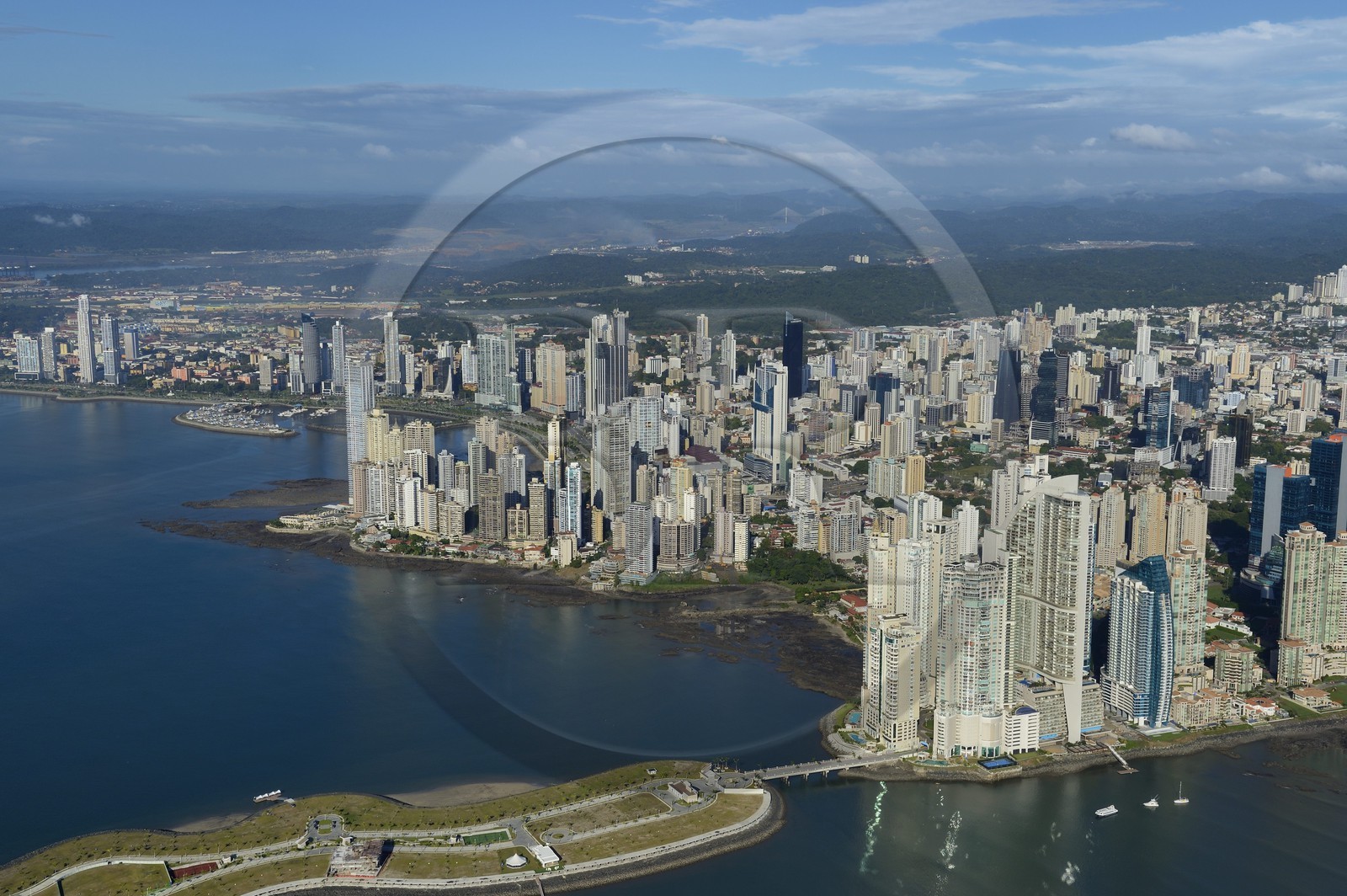 Panama, Panama City, le front de mer et ses gratte-ciels, la pointe Colon et la Trump tower à droite, le Canal de Panama en arrière plan (vue aérienne)