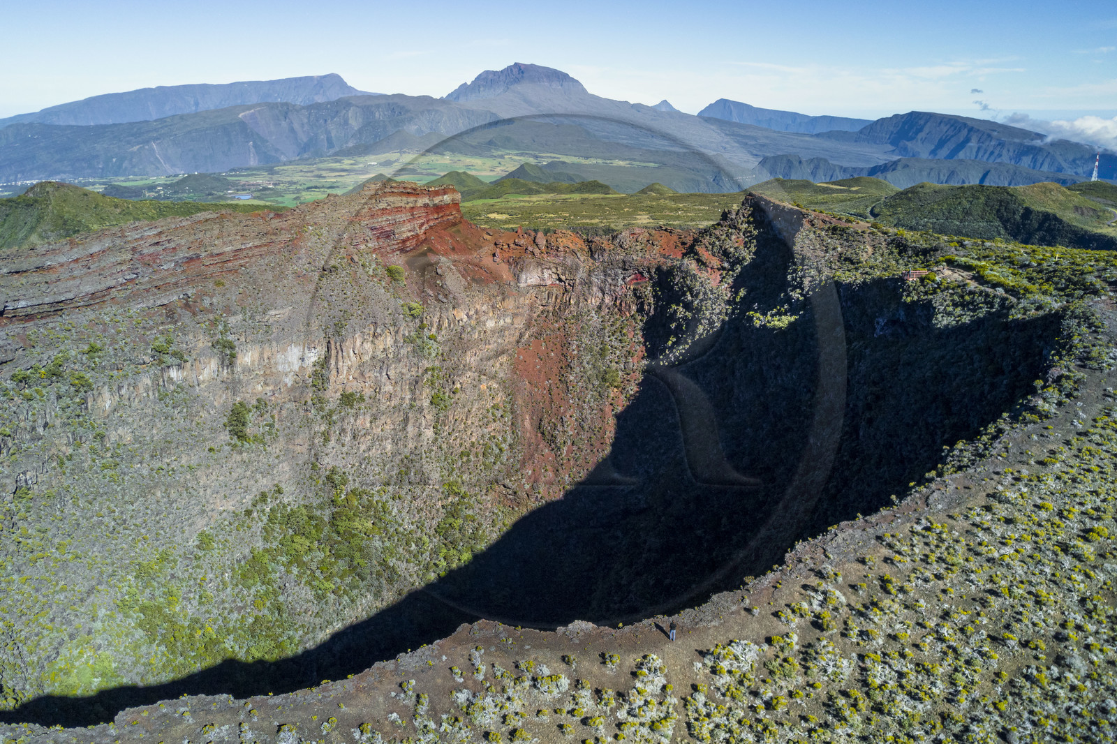 France, Ile de la Reunion, Parc National de la Réunion classé Patrimoine Mondial de l'UNESCO, le Cratère Commerson sur les flans du volcan Piton de la Fournaise et l'ancien volcan du Piton des Neiges en arrière plan (vue aérienne)
