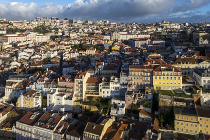 Portugal, Lisbonne, quartier de Misericordia à l'ouest du Bairro Alto, en arrière plan à gauche le palais de Sao Bento qui abrite l'Assemblée de la République portugaise, au centre l'église Igreja de Nossa Senhora das Merces collée à l'Ecole Passos Manuelà droite (vue aérienne)