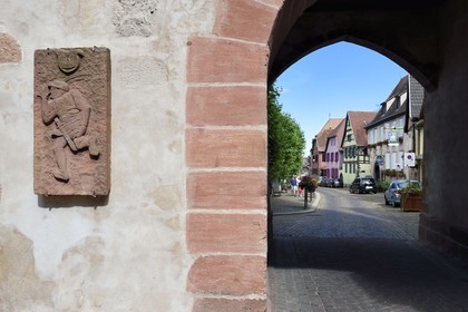 France, Haut-Rhin (68), Route des vins d'Alsace, Bergheim, la porte haute datant du XIVème siècle, bas-relief du Lack'mi qui illustre le droit d'asile que donnait le village au Moyen-age