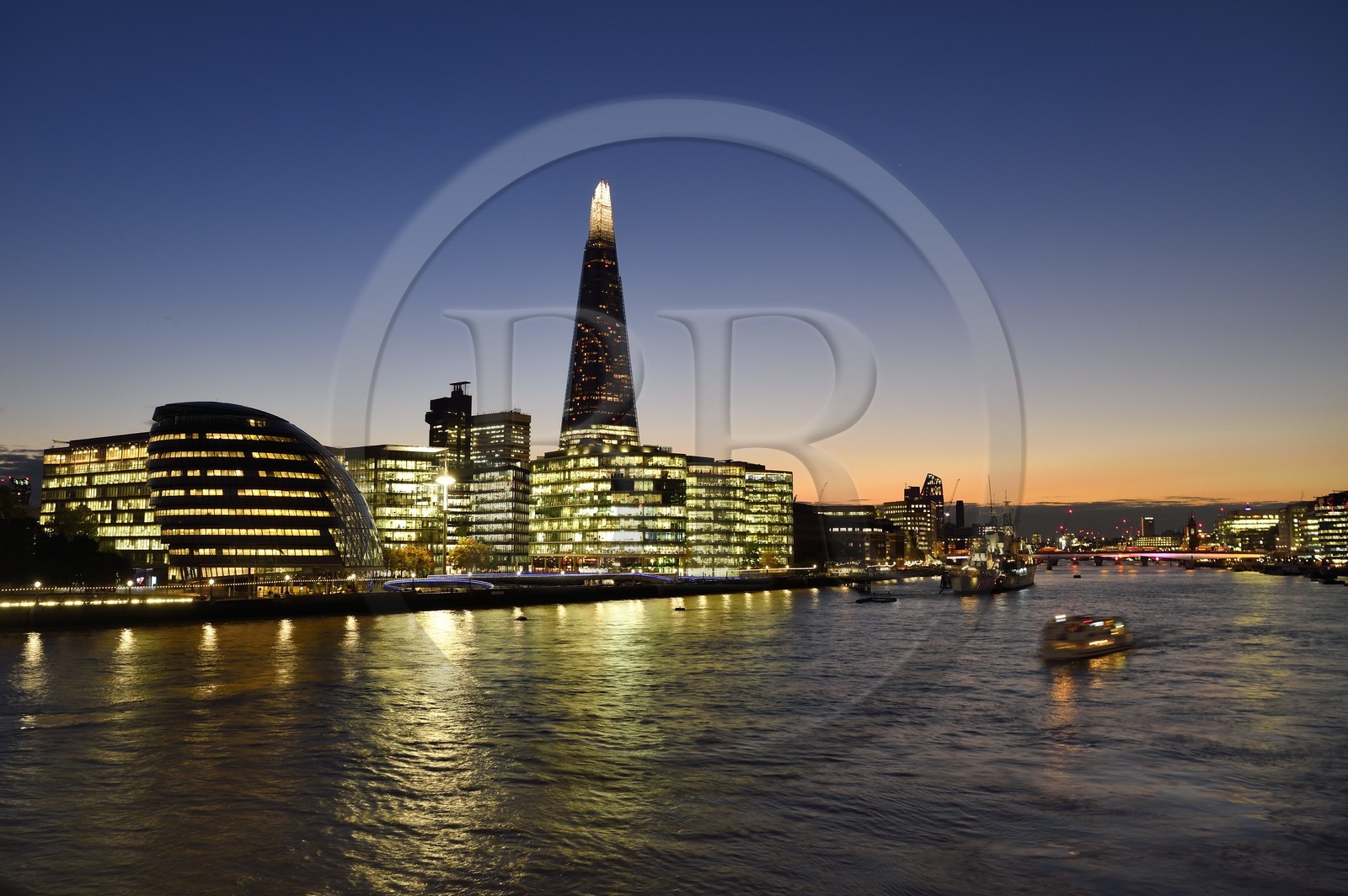 Royaume-Uni, Londres, district de Southwark, quartier de London Bridge, l'hotel de ville de l'architecte Norman Foster, More London Development et la Shard London Bridge Tower de l'architecte Renzo Piano, la plus grande tour de Londres