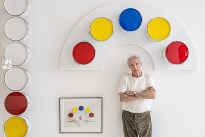 France, Paris (75), l'artiste plasticien Jean-Pierre Raynaud dans son appartement atelier