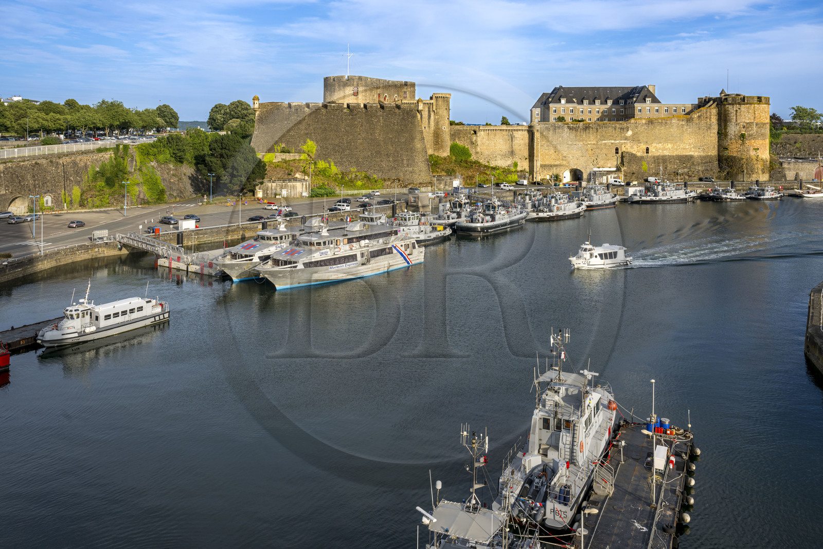 France, Finistère (29), Brest, l'arsenal, le port militaire est une base navale de la Marine nationale, le château qui abrite le musée national de la Marine à l'embouchure de la rivière Penfeld