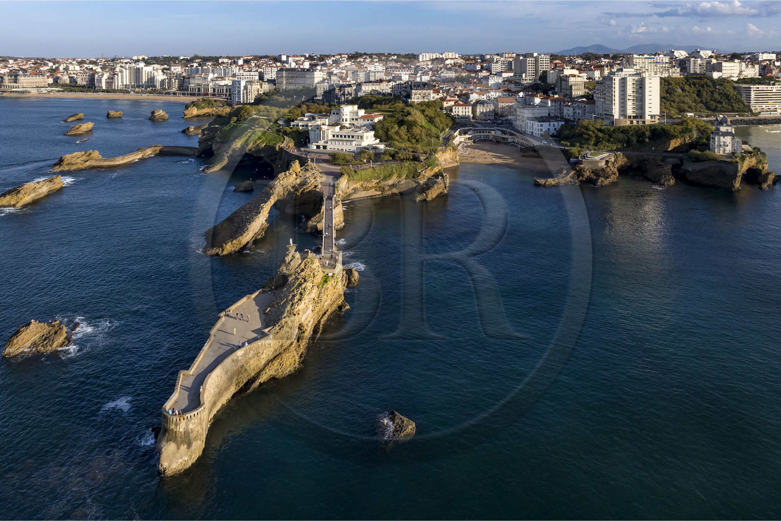 France, Pyrénées-Atlantiques (64), Pays-Basque, Biarritz, le Rocher de la Vierge et la plage du Port-Vieux à droite en arrière plan (vue aérienne)