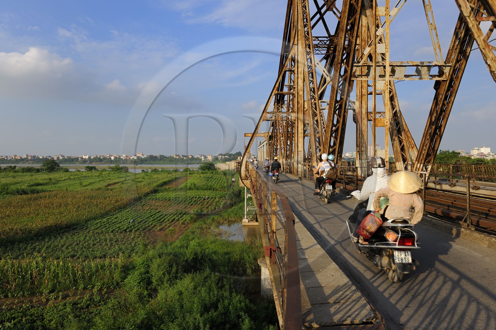Vietnam, Hanoï, Pont Long Bien anciennement pont Paul Doumer est reservé à la circulation des trains, des deux-roues et des piétons