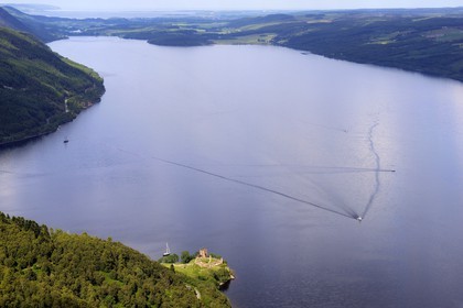 Royaume-Uni, Ecosse, Highland, le Loch Ness et le chateau d' Urquhart, Inverness et le Moray Firth en arrière plan (vue aérienne)
